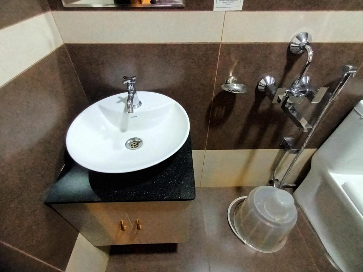 Majestic Inn Thiruvananthapuram Buitenkant foto